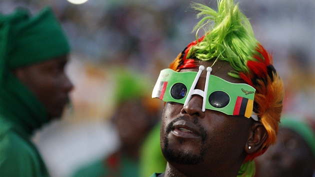 VIDÍM TO ZELEN. Zambijský fanouek s odváným úesem a brýlemi sleduje svj