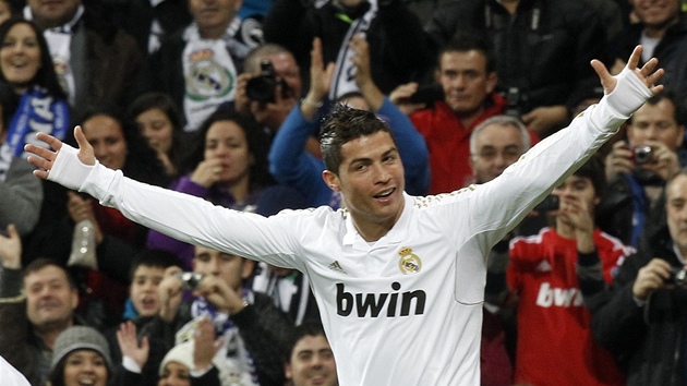 NEJLEP STELEC PANLSK LIGY. Cristiano Ronaldo z Realu Madrid slav gl, kter ped chvl vstelil v zpase se Santanderem. I dky tomu vede tabulku stelc panlsk ligy.