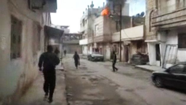 Zábr z amatérského videa, které zachycuje situaci v Homsu. Agentura AP