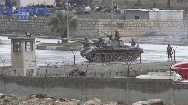 Syrský tank ve mst Idlib (9. února 2012 