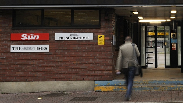 James Murdoch pijídí do sídla News International na východ Londýna. (19. ervence 2011)
