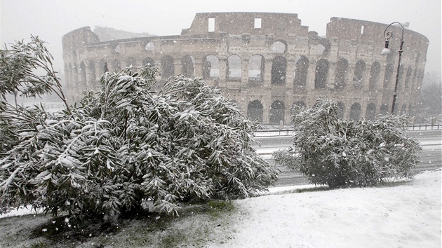 Zasnené Koloseum v ím (11. února 2012)