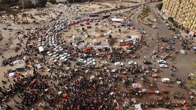 Demonstranti na námstí Tahrír v Káhie poadují po egyptské armád, aby