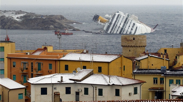 Vrak lodi Costa Concordia u zasnenho italskho ostrova Giglio (11. nora 2012)