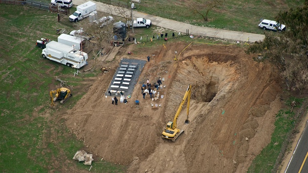 Kaliforntí policisté hledají na odlehlé farm nedaleko msta Linden ostatky