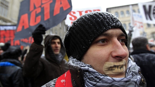 Demonstrant v Bukureti si pelepil sta, aby vyjdil svj postoj ke smlouv ACTA. (12. nora 2012)