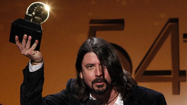 Grammy 2012  Dave Grohl z Foo Fighters s jednou z cen (Los Angeles, 12. února...