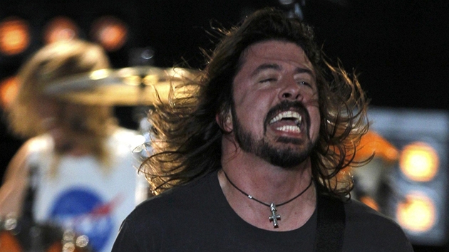 Grammy 2012 - Foo Fighters pi vystoupen ped arenou Staples Center (Los Angeles, 12. nora 2012)