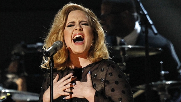 Grammy 2012 - Adele s písní Rolling In The Deep (Los Angeles, 12. února 2012)