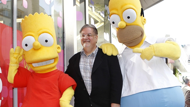 Matt Groening s hrdiny ze seriálu Simpsonovi u své hvzdy na hollywoodském...
