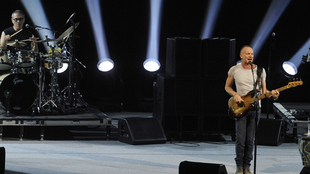 Sting v praskm Kongresovm centru oslavil 25 let na scn a pod hlavikou Back To Bass (Zptky u basy) odehrl sv nejvt hity (18. nora 2012).