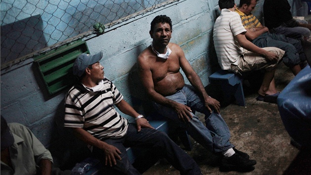 Zdrcen vzni, kte peili por v hondurask kznici Comayagua. (16. nora 2012)