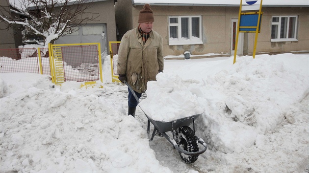 Mu odklízí sníh v Lipové na Prostjovsku. (17. února 2012)