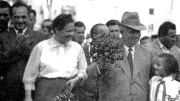 Sovtsk vldce Nikita Chruov (v klobouku) na nvtv Ostravy-Poruby v roce 1957.
