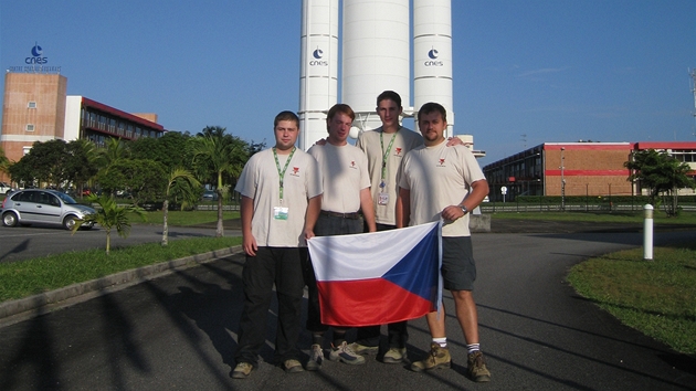 eský tým a v pozadí maketa rakety Ariane 5 a vstupní budovy kosmodromu