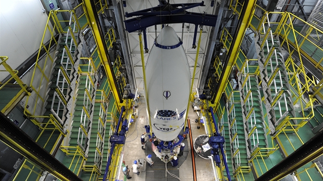 Raketa Vega v mobilní montání hale. Montá horní ásti 24. ledna 2012.
