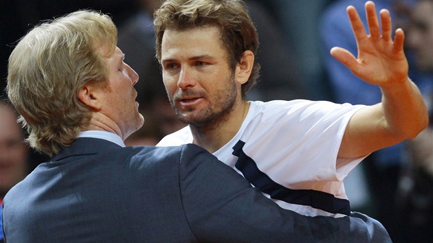 V OBLEKU. Kapitán amerického daviscupového týmu Jim Courier gratuluje Mardymu