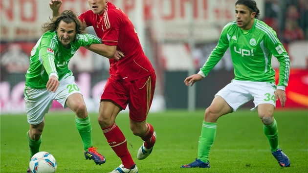 Nová akvizice Wolfsburgu Petr Jiráek (vlevo) uniká v zápase nmecké fotbalové