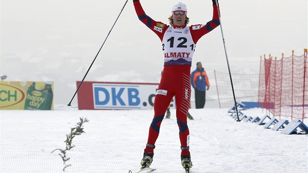 Mikko Kokslien se raduje z vtzstv v zvod SP v seversk kombinaci v kazask Almat.