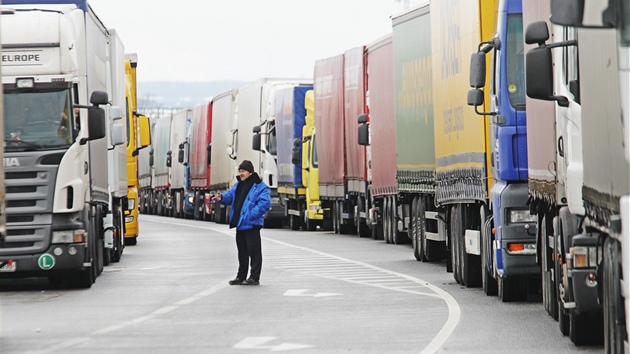 Snhové jazyky a uvázlé kamiony uzavely dopravu na silnici I/35 mezi Litomylí...