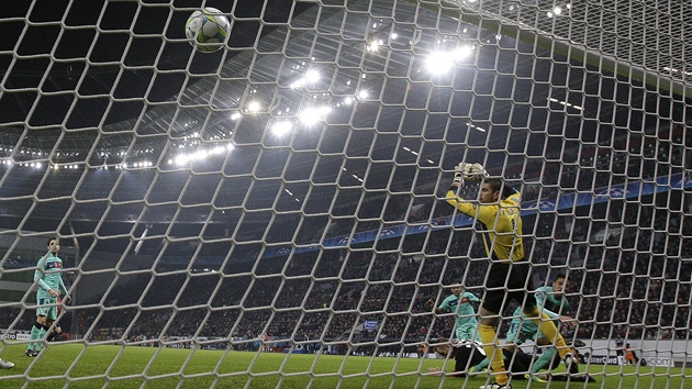 Michal Kadlec byl u toho, kdy Barcelona v prvním zápase porazila Leverkusen.