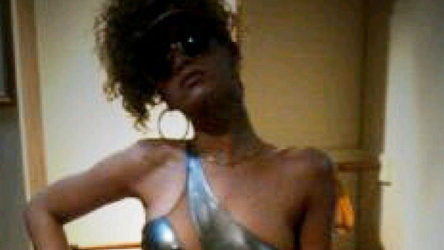 Rihanna dala na internet své fotky v plavkách.