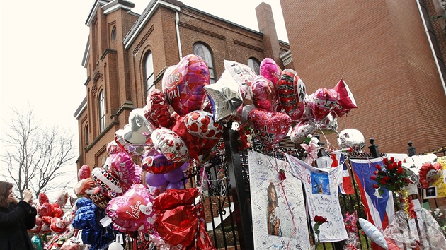 Kostel v Newarku je obklopen srdíky pro Whitney Houston.