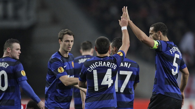 DOBRÁ PRÁCE. Javier Hernandez (14) a Rio Ferdinand (5) oslavují gól v Evropské