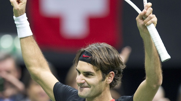 RUCE LETÍ NAHORU. Roger Federer se raduje po vítzství ve finále v Rotterdamu.