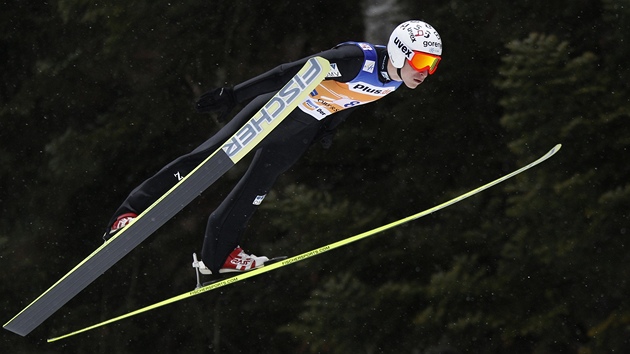 KAM A TO BUDE? Slovinsk skokan Juri Tepec pi Svtovm pohru v letech na lych v Oberstdorfu.