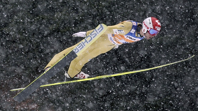 Slovinsk skokan Robert Kranjec pi zvodech Svtovho pohru v letech na lych v Oberstdorfu.