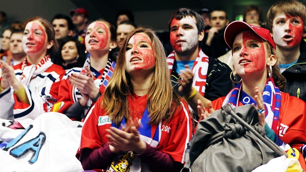 Pardubití fanouci a fanynky sledují extraligový zápas proti Slavii a