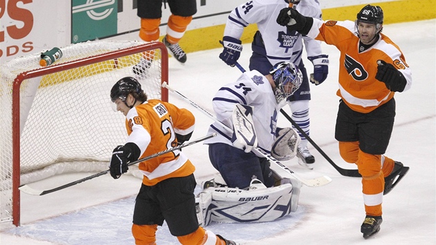 RADOST. Claude Giroux z Philadelphie (vlevo) prv skroval v duelu proti Torontu, dvod k jsotu m i asistujc Jaromr Jgr. 