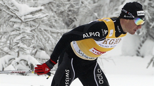 Dario Cologna na trati sprintu volnou technikou v polsk Szklarsk Poreb. 