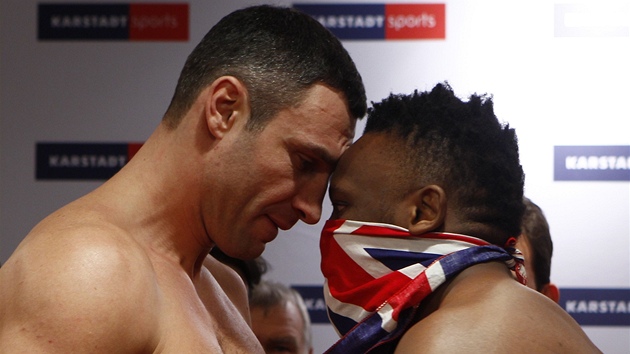 PETLAOVN ELY. Britsk boxer Dereck Chisora (vpravo) a Vitalij Kliko z Ukrajiny ped venm.