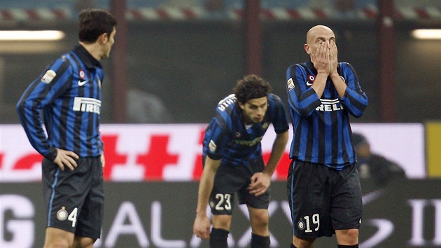 OBÍ ZKLAMÁNÍ. Fotbalisté Interu Milán nemohou uvit dalí poráce.
