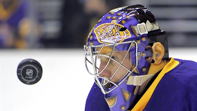 U JE BLÍZKO. Branká Los Angeles Jonathan Quick so mohl prohlédnout puk pkn