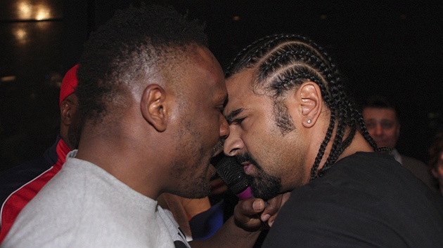 VE PI. David Haye (vpravo) a Dereck Chisora si vymuj nzory na tiskov konferenci. Jejich roztrka vyvrcholila bitkou. Chisora sokovi opakovan vyhrooval, e ho zastel. Rve od sebe odtrhla ochranka a podle agentury AP na mst nakonec zasahovala i policie.