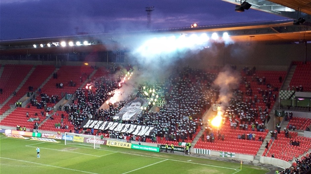 VZPOMNKA. Kotel fanouk Bohemians rozvinul obrovskou fotografii zesnulho Luke Pibyla a npis "Nezapomeneme". Stadion zaal tleskat, fotbalist pestali hrt. Sud nic nenammtal, znovu se pokraovalo a asi po pl minut.