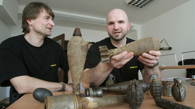 Policejní pyrotechnici Marek Schlauch (vlevo) a Pavel Zikmund se pipravují na