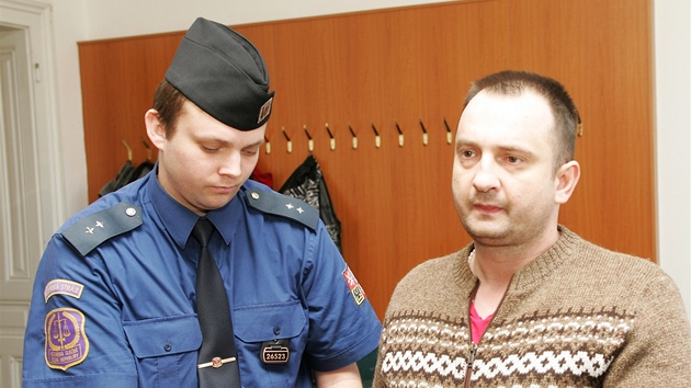 Petr Kvasnička čelí obžalobě z několika loupežných přepadení v bankách. Celková Petr Kvasnička čelí obžalobě z několika loupežných přepadení v bankách. Celková