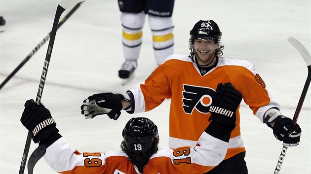 Jakub Voráek z Philadelphie (nahoe) se raduje z gólu se spoluhráem Scottem