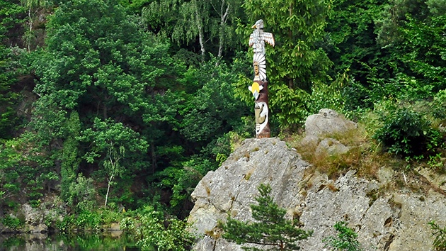 Totem Ztracenky uvidíte z vyhlídky pímo pod sebou na protjím behu.