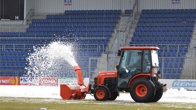 Odklzen snhu na stadionu fotbalovho klubu 1. FC Slovcko.