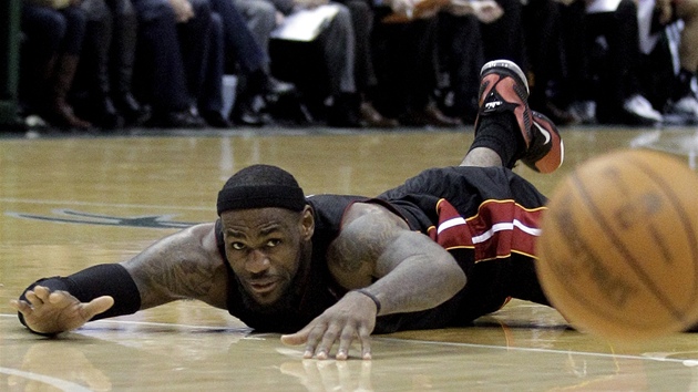 LeBron James z Miami Heat sleduje unikající míč. LeBron James z Miami Heat sleduje unikající míč.