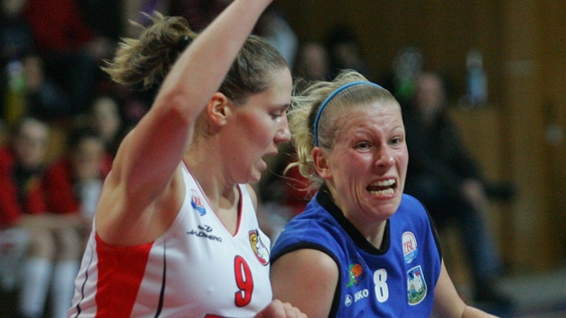 Kateřina Hindráková (vpravo) z Trutnova obchází Terezu Kuthanovou z Hradce Kateřina Hindráková (vpravo) z Trutnova obchází Terezu Kuthanovou z Hradce