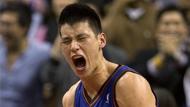 Jeremy Lin z New Yorku ve vítzném gestu.