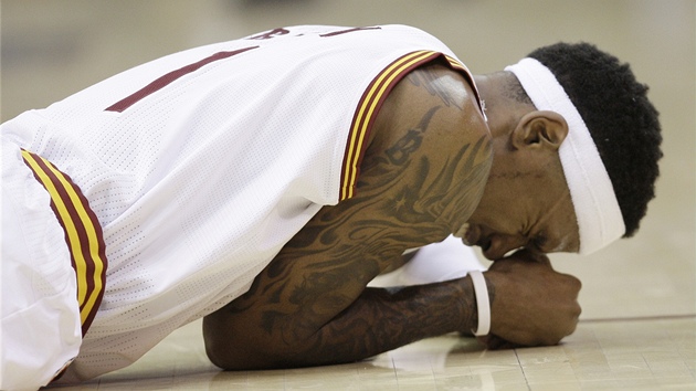 Daniel Gibson z Clevelandu leí na palubovce s bolestivou grimasou.