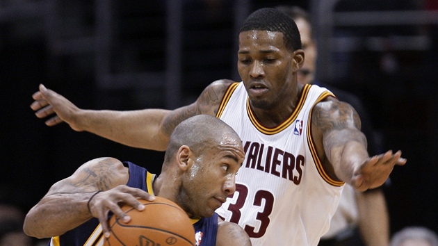 Dahntay Jones (vlevo) z Indiany obchází Alonza Gee z Clevelandu.