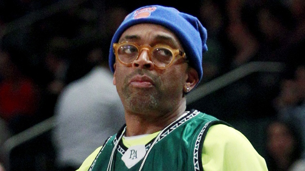 Filmový reisér Spike Lee v roli basketbalového fanouka. Na zápas oblíbených